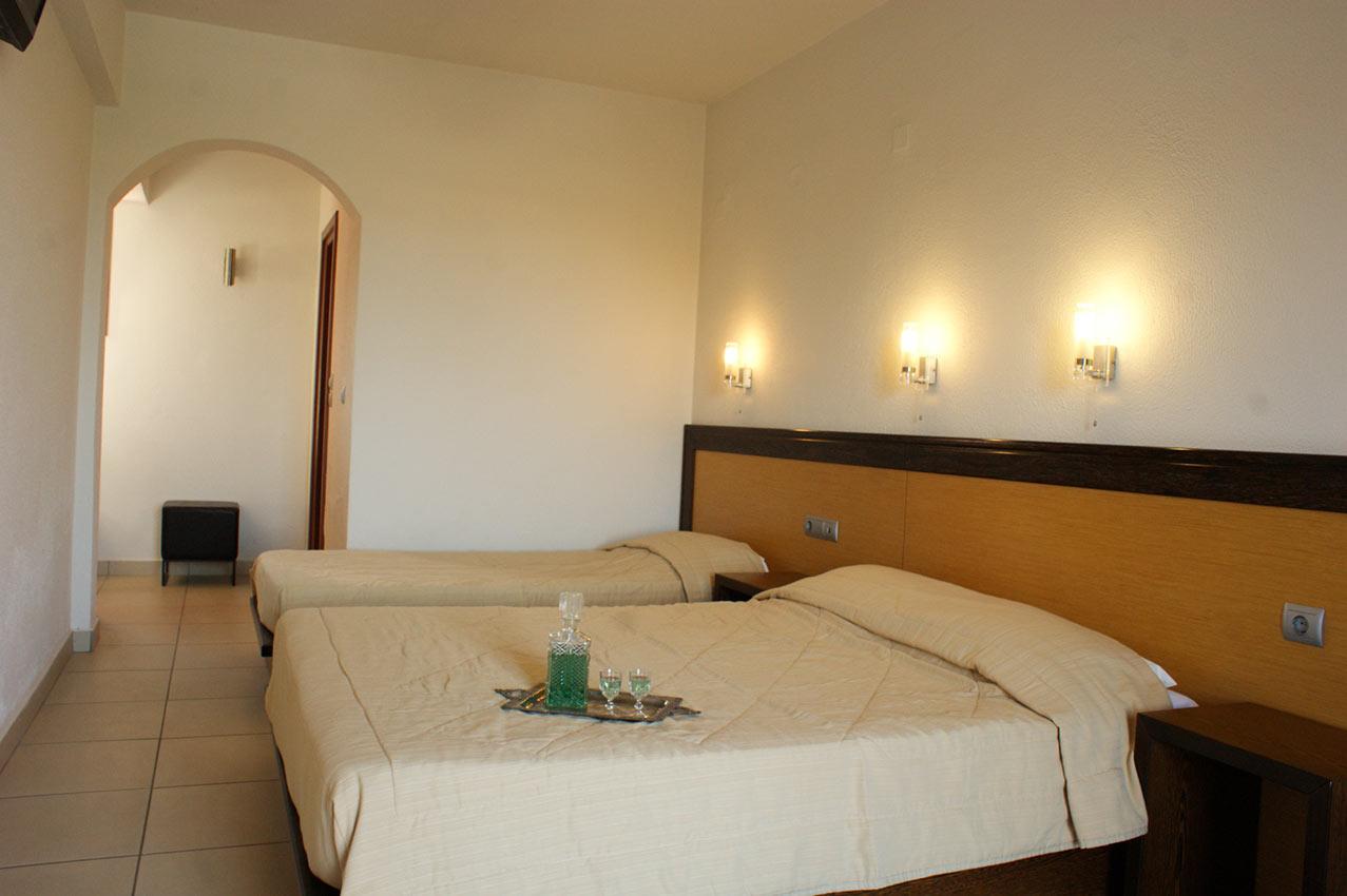 Aposperides Hotel Livadi  Exterior photo